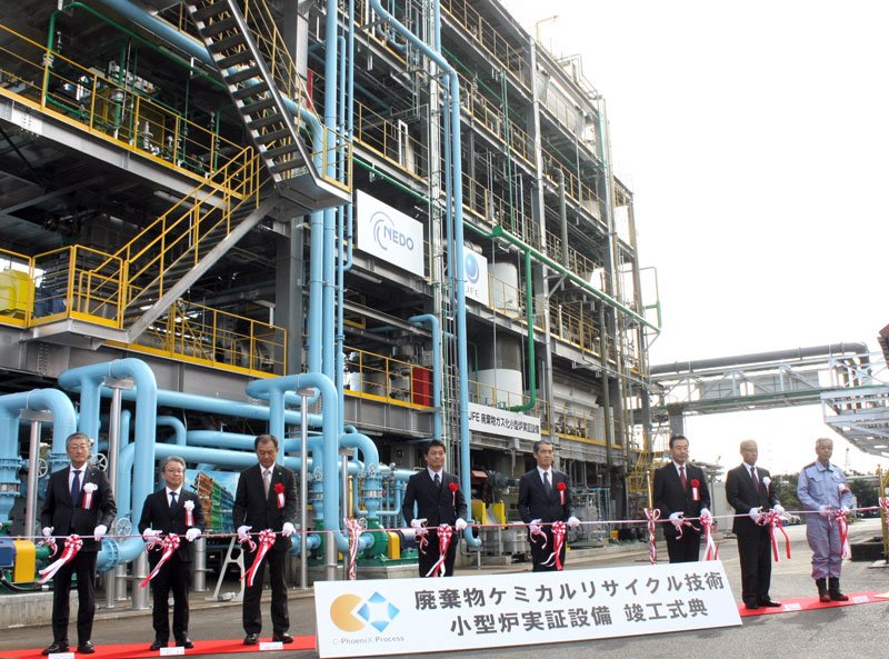 １２日に開かれた小型炉実証設備の竣工式＝千葉市中央区