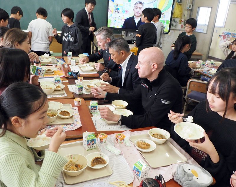 有機栽培された新米の給食を楽しむ児童ら＝木更津市
