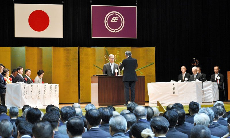 東庄町の町制施行７０周年を記念して執り行われた式典＝１６日、同町