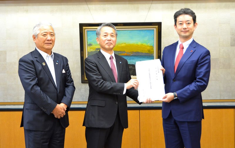 熊谷知事（右）に提言書を手渡す花島会長（中央）＝県庁