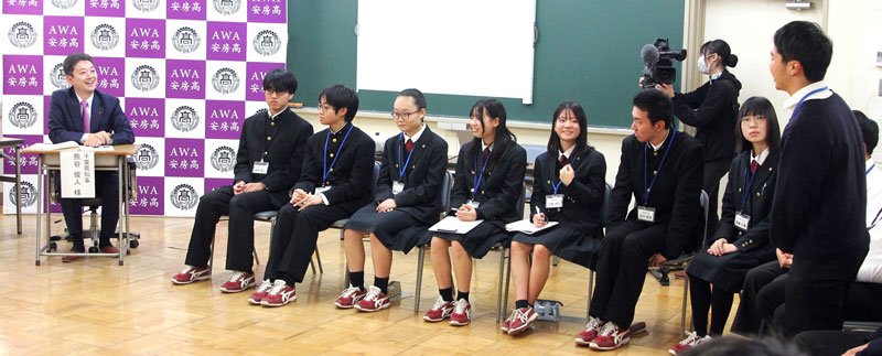 特別授業で熊谷知事（左）と語り合う県立安房高校の生徒ら＝１７日、館山市