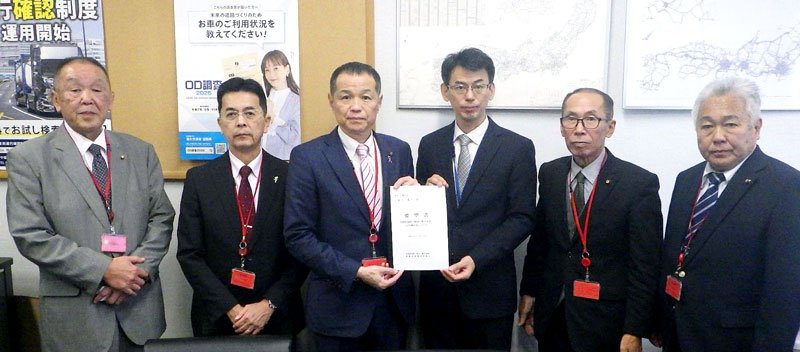 国土交通省の石和田道路局次長（右から３人目）に要望書を手渡す佐々木鴨川市長（同４人目）と関係自治体の副市長、議長（鴨川市提供）