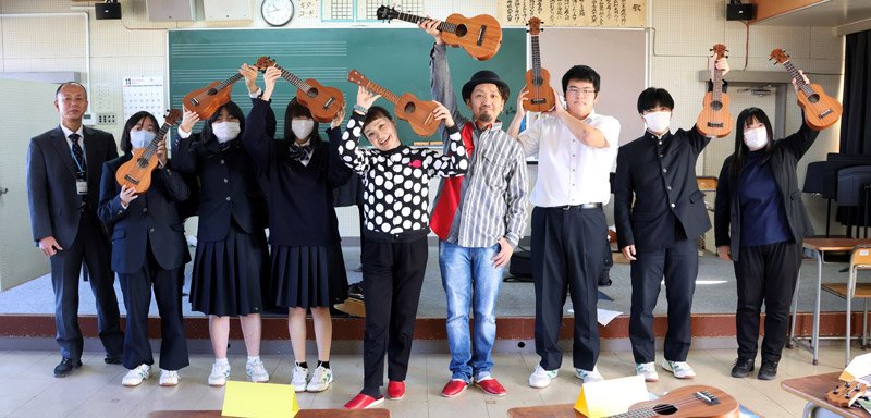 九十九里町観光大使の夫婦アコースティックユニット「かのんぷ♪」による音楽の授業が、県立九十九里高校で開かれた。生徒たちは“九十九里色”が反映された楽曲に合わせてウクレレ演奏に挑戦し、郷土愛を深めた＝同町