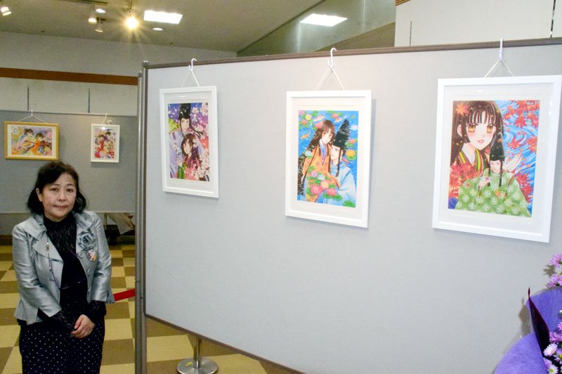 原画展の会場で作品を紹介する松本さん＝茂原市
