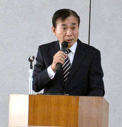 あいさつする河崎統括責任者＝千葉市中央区
