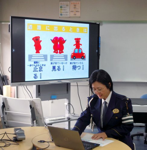 交通安全教室で、パソコンの会議アプリを使って児童たちに注意点を説明した八千代署員＝１８日、八千代市の新木戸小学校