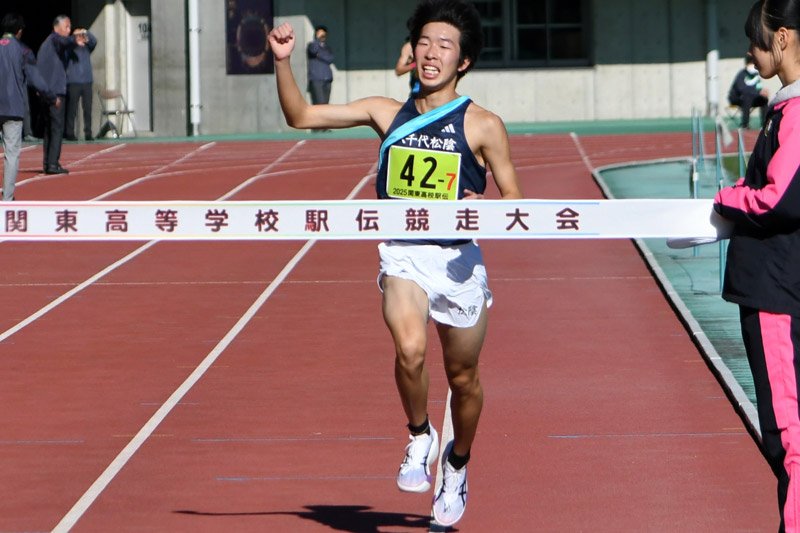 関東高校駅伝・男子で優勝した八千代松陰のアンカー荒井稜司＝２２日、熊谷スポーツ文化公園陸上競技場