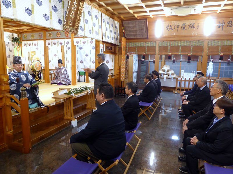 安全操業などを祈願する臨海部企業の総務担当者ら＝市原市の大宮神社
