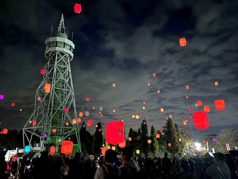 七色に移ろい夜空を彩ったスカイランタン＝２２日、山武市