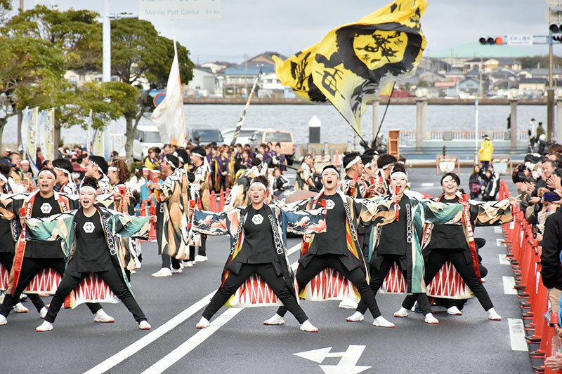 雨雲吹き飛ばす熱い演舞　銚子で黒潮よさこい祭り