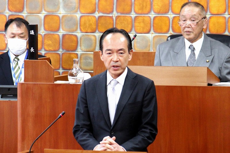 南房総市議会本会議で６選不出馬を表明する石井市長＝２５日、同市議会議場