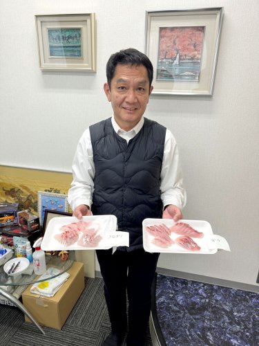 「未利用魚」の代表とされる東京湾産のボラ（右）の刺し身を掲げる角田社長。左はクロダイ＝柏市
