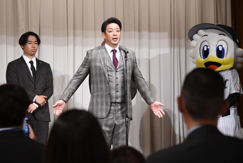 「かもめ会」の会員らにあいさつする千葉ロッテのサブロー監督（中央）＝２８日、千葉市美浜区

