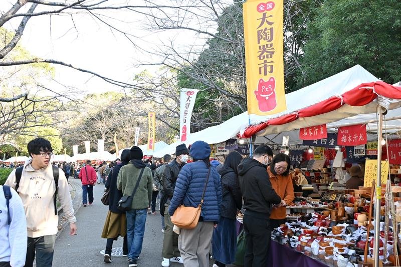 掘り出し物を求める人でにぎわう大陶器市＝２９日、千葉市中央区

