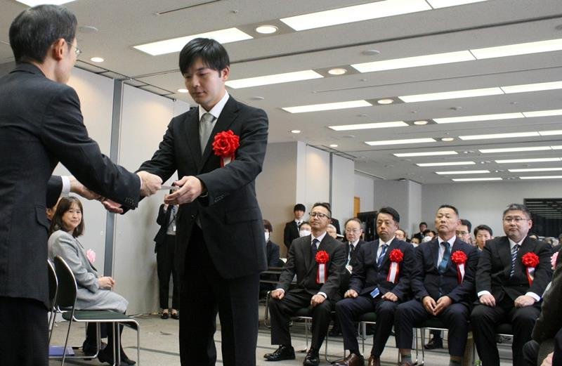 黒野副知事から認定証を受け取る新漁業士＝２９日、千葉県庁
