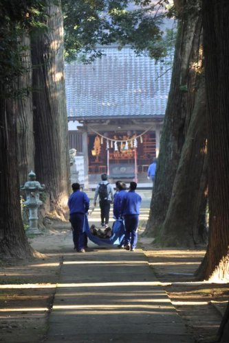 気持ちよく新年迎えて　東金、城国大野球部　必勝祈願の日吉神社清掃