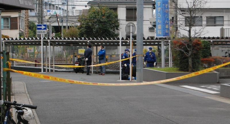 男性が刺された事件現場の鑑識活動を行う捜査員ら＝８日午後０時半ごろ、松戸市上本郷