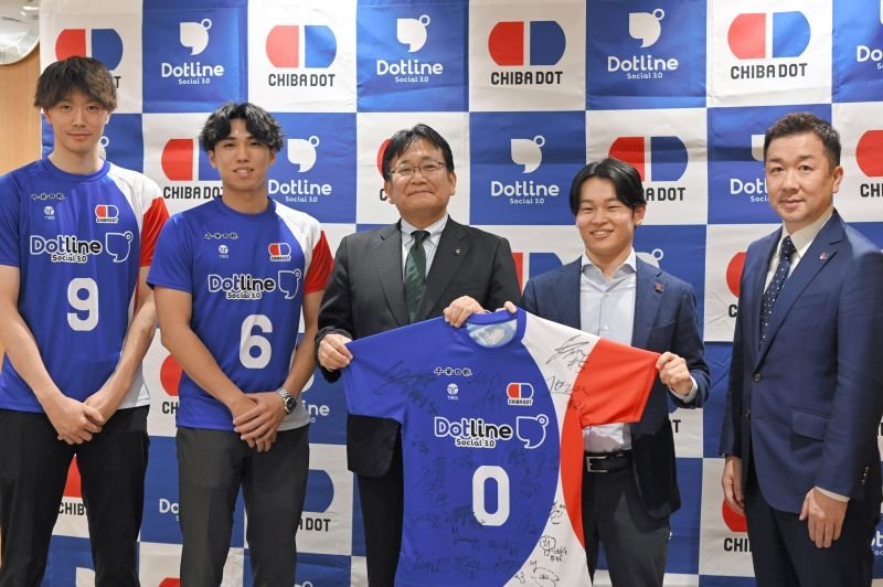 リーグ優勝を宣言した千葉ドットの選手ら＝千葉市役所
