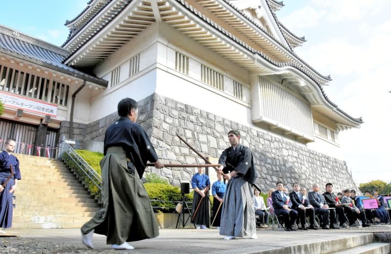 演武を披露する北辰一刀流兵法千葉道場の門下生＝８日、千葉市中央区
