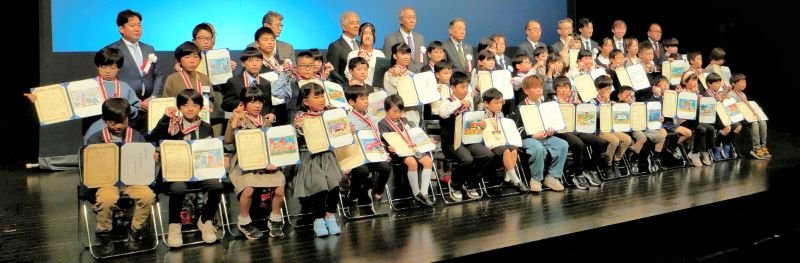 表彰状を掲げる各入賞者たち＝２９日、千葉市美浜区
