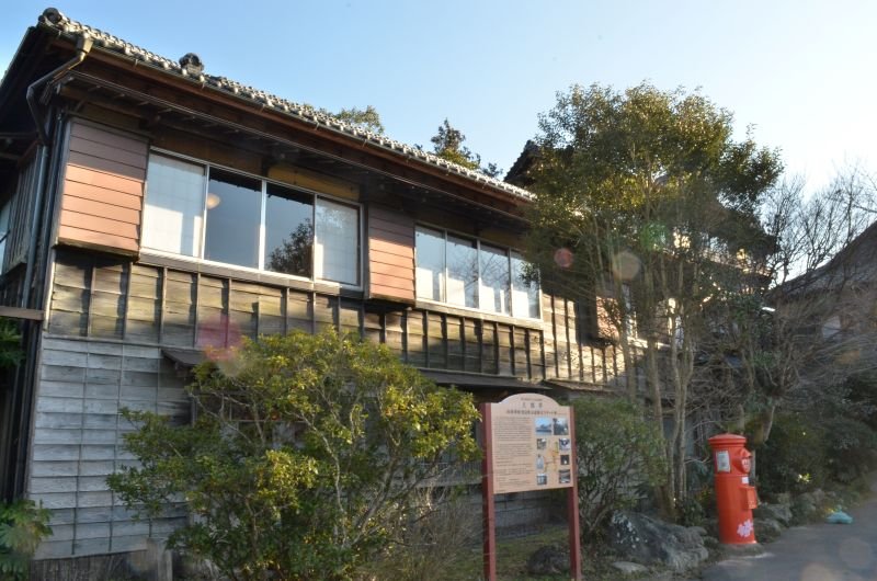 東金市にある「八鶴館」
