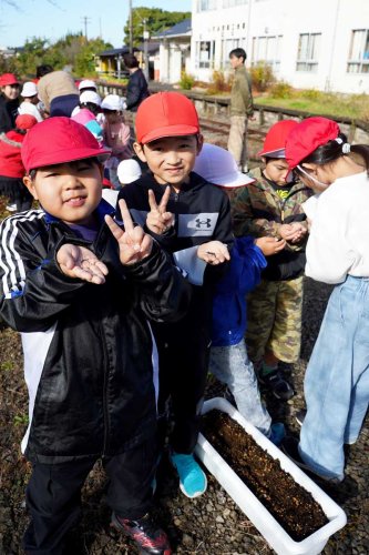 夷隅小１年生　花いっぱいの国吉駅に　球根や種を植栽　いすみ