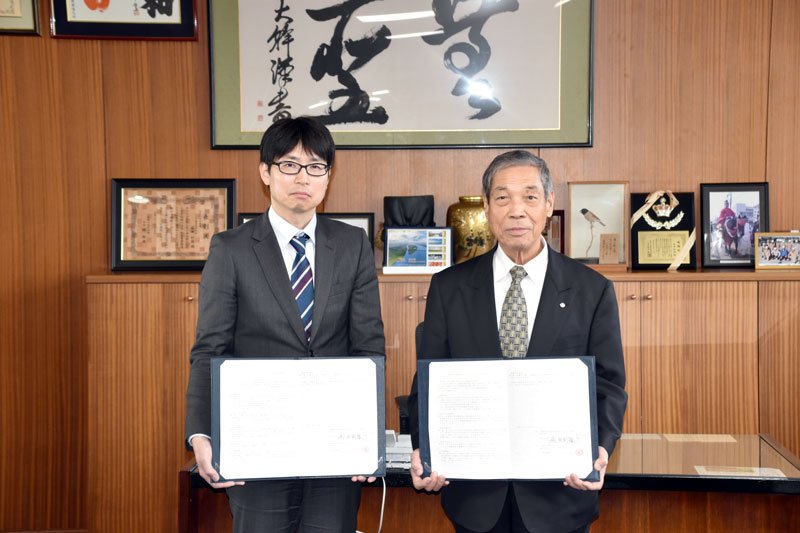 協定を結んだ岩田町長（右）と久保田社長＝東庄町役場（同町提供）