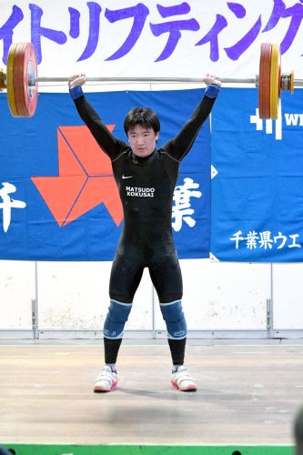 男子７１キロ級のジャーク競技で県高校新記録を持ち上げる松戸国際・松浦＝松戸国際高ウエイトリフティング場