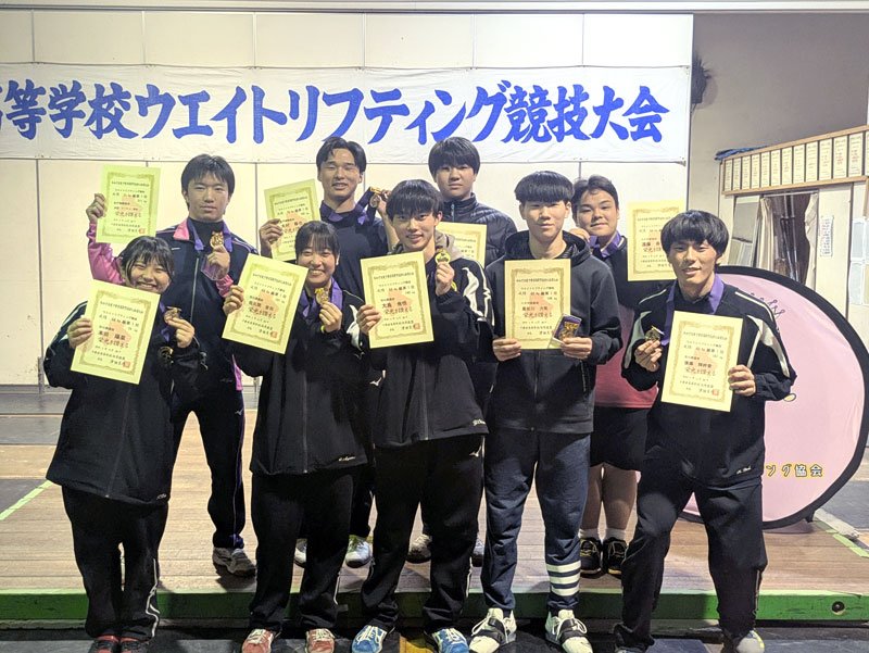 千葉県高校新人大会で各階級の優勝者＝松戸国際高ウエイトリフティング場