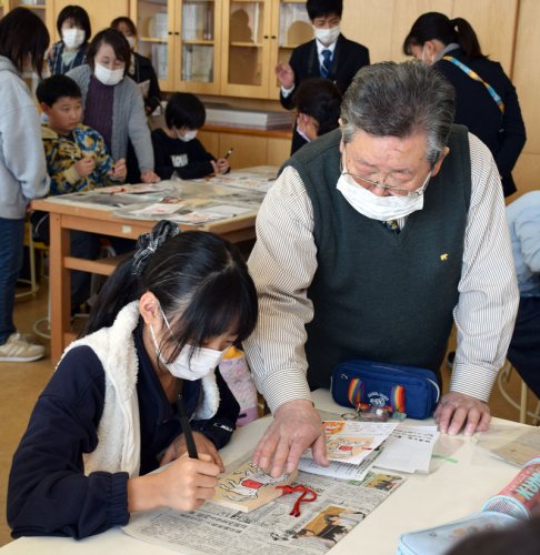 本納の伝統児童体験　茂原　凧作りに挑戦、青空へ　願い込め直筆絵馬に集中