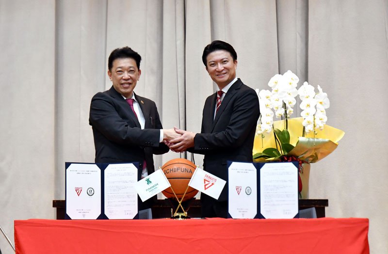 連携協定を締結し握手する近藤校長（左）とジェッツの田村社長＝１日、船橋市立船橋高校