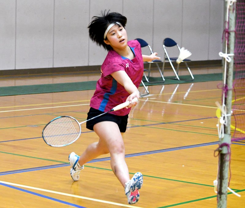 女子シングルス決勝でシャトルを打ち返す西武台千葉・沼田妹子＝八日市場ドーム