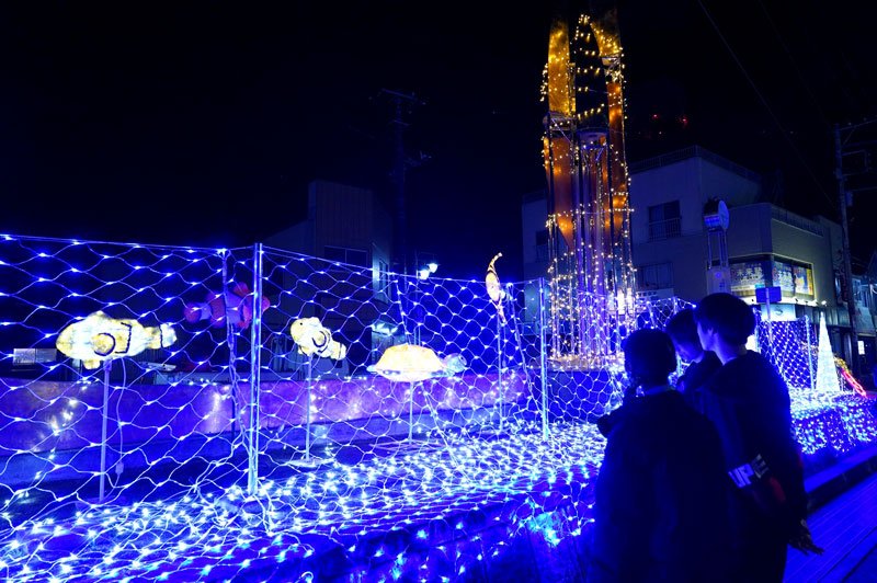 メッシュ状の青い電飾や海の生き物のオブジェが輝く大原駅前のイルミネーション＝いすみ市
