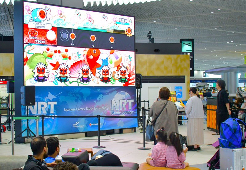成田空港の大型ビジョンを活用したゲーム体験イベント＝６月、成田市