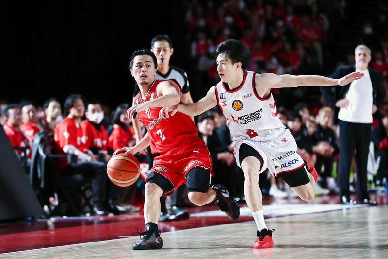千葉Ｊ－名古屋Ｄ　マッチアップをする千葉Ｊ・富樫（左）と名古屋Ｄ・斎藤＝船橋市ららアリーナ東京ベイ
