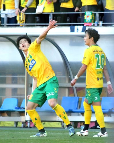 千葉―大宮　後半、勝ち越しゴールを決めた千葉・河野（左）がサポーターと“ジェフ三唱”を行う＝フクアリ