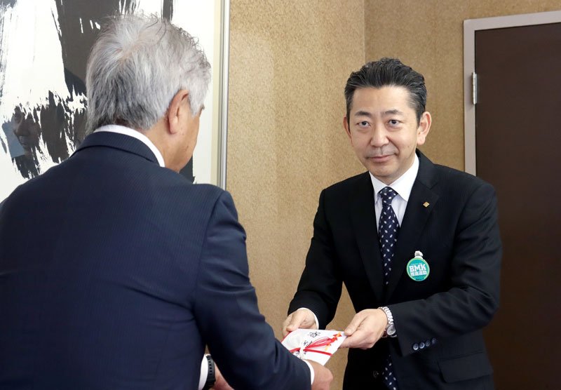 寄付金を手渡す京成バスの松戸貴幸取締役総務部長（右）