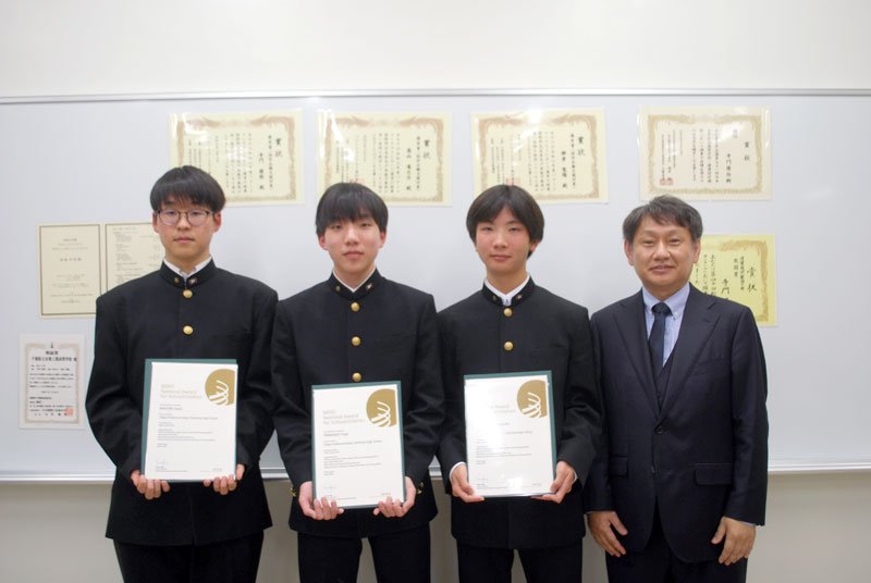 特許証を手にする左から那倉さん、寺門さん、高山さんと指導教員の森下先生＝１１月、千葉市稲毛区の県立京葉工業高校