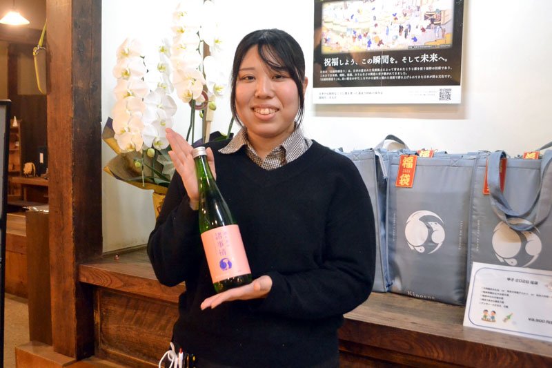 「酒々井の諸事情」をＰＲするスタッフ＝酒々井町の飯沼本家