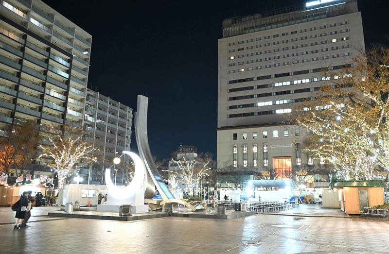 県都彩るクリスマスの輝き　千葉市中央公園でマーケット　祝祭の光、街角照らし　【師走スケッチ２０２５】