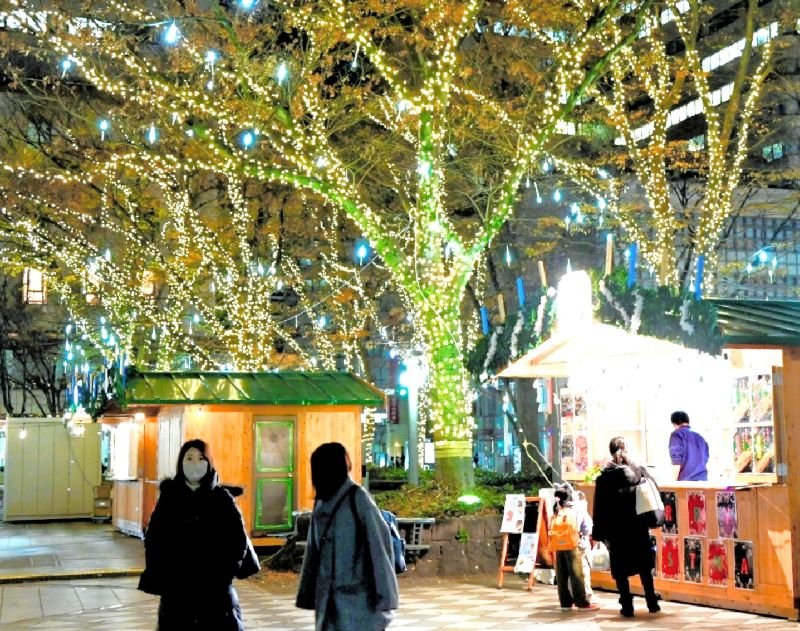 クリスマスが近づく中、千葉市中央区の中央公園ではヨーロッパの伝統的なクリスマスマーケットを再現した催しやイルミネーションが展開され、訪れた人々がにぎわう空間やロマンチックなムードを楽しんでいる