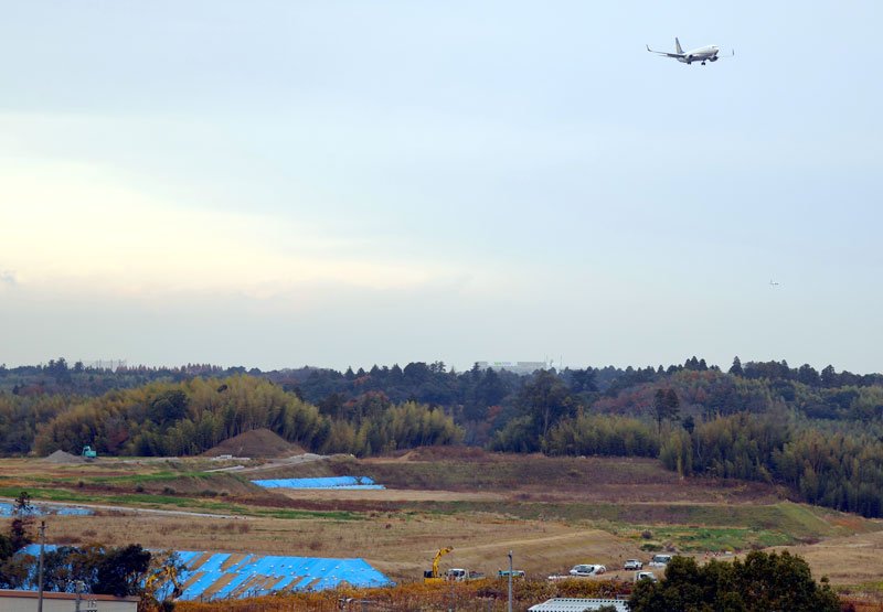 共生バンクが開発工事の計画用地としている成田市小菅地区の土地。成田空港の発着機が通る航路の近くとなっている＝３日