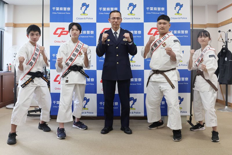 山武署の岡崎署長（中央）と一日署長を務めた横芝敬愛高校少林寺拳法部の４人＝山武市