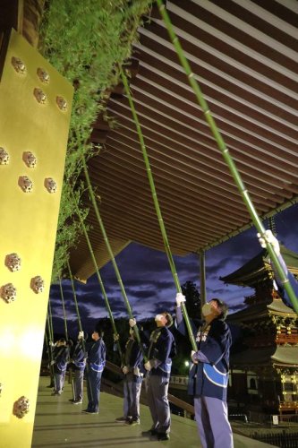 平和で豊かな１年に　成田山新勝寺、僧侶ら早朝からすす払い