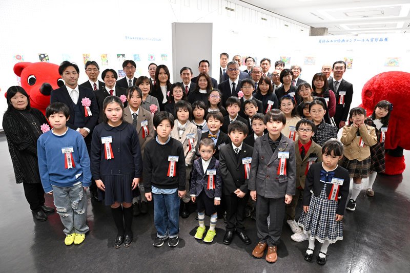 表彰式後に記念撮影する上位入賞者たち＝１３日、千葉市中央区の県立美術館