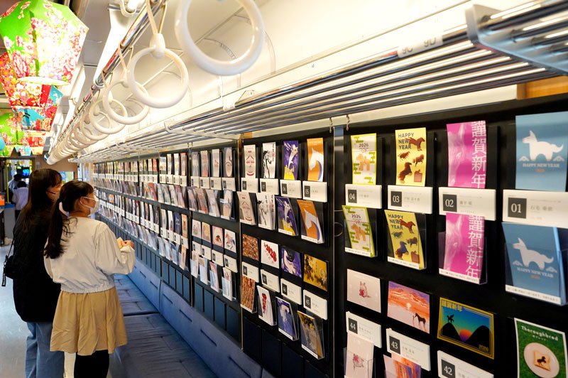 学生デザインによる１６０作品の年賀はがきが展示された車両＝１３日、大多喜町
