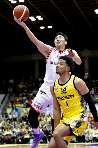 ＳＲ渋谷－千葉Ｊ　第１クオーター、千葉Ｊ・田代がシュートを放つ＝１４日、青山学院記念館（Ｂリーグ提供）
