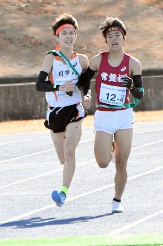 川中島ジュニアＲＣ（長野）との接戦を制し、４位でゴールする常盤松のアンカー三高翔音（右）＝１４日、滋賀県希望が丘文化公園
