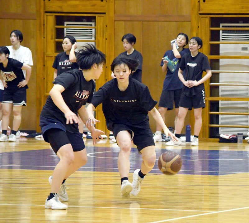 ドリブル練習に励む千葉経大付の選手ら＝千葉市稲毛区