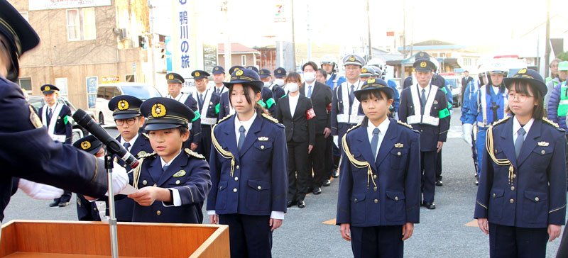 委嘱状を受け取る藤嶋さんと一日署長たち＝鴨川市

